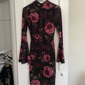 XS Long-Sleeved Knee-Length Floral Dress